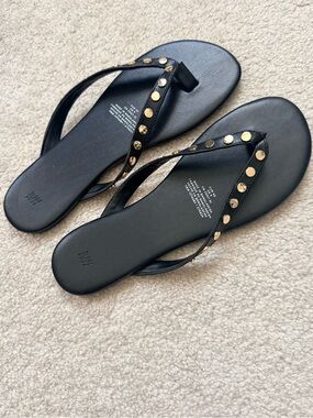 H&M slides….